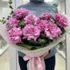 Букет из 9 пышных сиреневых роз Куинс Краун с зеленью